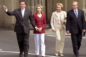 L'ex Cancelliere tedesco Gerhard Schroeder, Doris Schröder-Köpf, il presidente russo Vladimir Putin e sua moglie Ljudmila Putina. Porta di Brandeburgo a Berlino, 16 giugno 2000