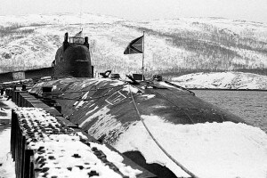 Il sottomarino Kursk nella sua base a Vidyayevo, marzo 1995