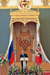 Vladimir Putin parla davanti ai neolaureati delle accademie militari del Cremlino, il 26 giugno 2000. Putin, eletto presidente a marzo, ha guadagnato popolarità con le sue promesse di ripristinare la potenza economica e militare della Russia