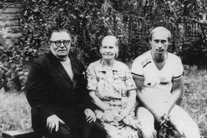 Il presidente russo Vladimir Putin, a destra, con i suoi genitori Maria e Vladimir Putin nel 1985 poco prima della sua partenza per la Germania