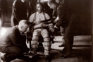 Un condannato a morte sulla sedia elettrica nel carcere di Sing Sing (New York, USA), 1900