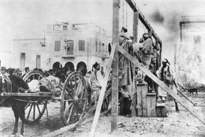 Impiccagione pubblica di prigionieri turchi a Trieste, durante la guerra italo-turca, intorno al 1911