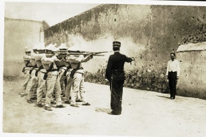 Un plotone di esecuzione giustizia un prigioniero, 1890