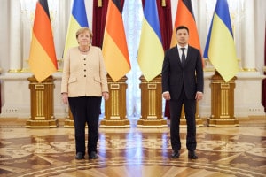 L'ex cancelliere tedesco Angela Merkel e il presidente ucraino Volodymyr Zelensky tengono una conferenza stampa congiunta dopo un incontro a Kiev, il 22 agosto 2021