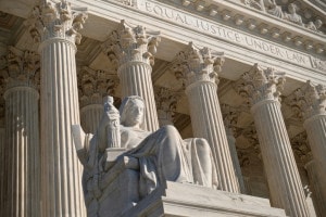 La Corte suprema degli Stati Uniti: statua della contemplazione della giustizia e iscrizione "Equal Justice Under Law" all'ingresso principale ovest