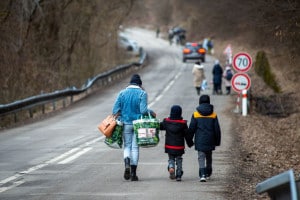 Gli abitanti ucraini fuggono dalla guerra