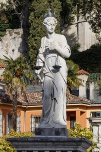 Statua della Giustizia in Piazza della Libertà a Udine