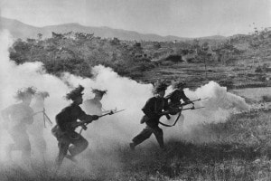 Truppe giapponesi all'assalto durante la seconda guerra mondiale