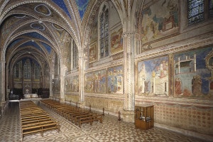 Architettura monastica francescana, a navata unica, internamente affrescata da Giotto. Basilica di San Francesco d'Assisi