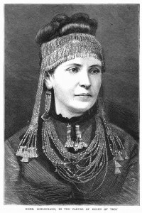 Sophie Schliemann, 1877. Indossa alcuni gioielli ritrovati dal marito Heinrich a Troia (nell'attuale Turchia) nel 1876