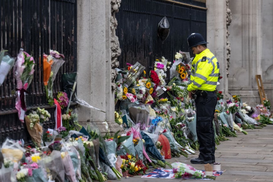 Morte Regina Elisabetta II: i fiori davanti al cancello di Buckingham Palace