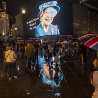 Morte Regina Elisabetta II: Piccadilly Circus