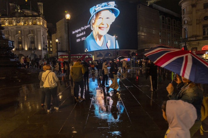 Morte Regina Elisabetta II: Piccadilly Circus