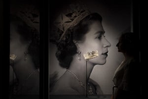 Un'immagine di Elisabette II esposta durante il Platinum Jubilee con il suo diadema