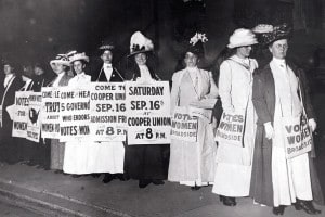 Le Suffragette manifestano in strada