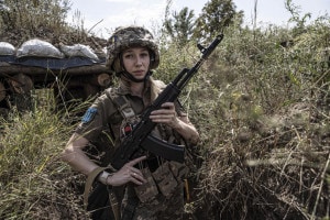 Una donna soldato ucraina a Donbass, il 15 agosto 2022.