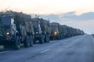 La foto mostra alcuni veicoli militari russi che si dirigono verso il confine nella regione del Donbas, nell'Ucraina orientale il 23 febbraio 2022
