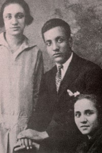 La giovane Gonxhe Bojaxhiu (futura Madre Teresa di Calcutta) con sua sorella Age e suo fratello Lazër.
