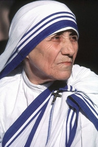 Nella foto, Madre Teresa di Calcutta indossa un sari bianco bordato blu