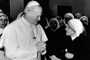 Giovanni Paolo II riceve in Vaticano Madre Teresa e un gruppo di suore indiane. 13 dicembre 1979