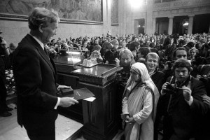 Nella foto, Madre Teresa di Calcutta riceve il Premio Nobel per la pace a Oslo (Norvegia) l'11 dicembre 1979