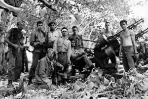 Un gruppo di soldati rivoluzionari cubani con l'artiglieria di Fidel Castro, dopo aver sconfitto l'invasione alla Baia dei Porci