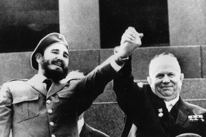 7 maggio 1964: Fidel Castro con il premier sovietico Nikita Khrushchev (1894-1971) al Mausoleo di Lenin in Piazza Rossa di Mosca