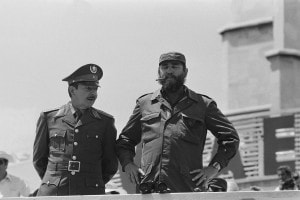 Il politico e primo ministro cubano Fidel Castro (1926-2016) e suo fratello Raul partecipano alla tradizionale parata del Primo Maggio in Piazza della Rivoluzione. L'Avana, 1978