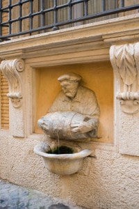 Fontana del Facchino: statua "parlante" situata in Via Lata a Roma