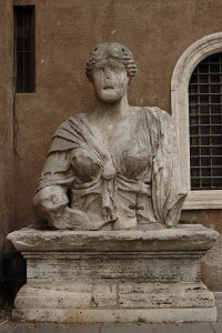 Madama Lucrezia, una delle sei statue "parlanti" di Roma, Piazza di San Marco