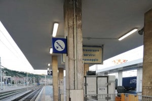 Crollo di alcuni calcinacci alla stazione di Ancona