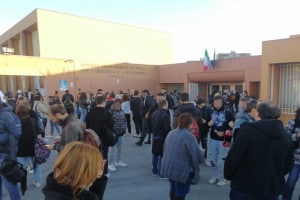 A Pesaro studenti e prof fuori dalle scuole