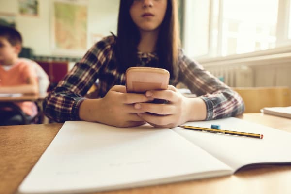 Stop ai cellulari a scuola: cosa succede ora