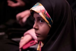 Bambina velata in Iran. Sono i giovani e le donne le prime vittime del regime