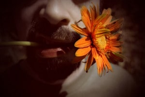 L'uomo dal fiore in bocca