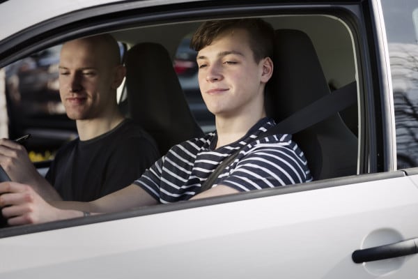 Patente di guida a 17 anni: la proposta
