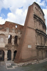 Contrafforte del Colosseo. Lo sperone in mattoni aggiunto da Stern dopo il terremoto del 1806 per il consolidamento del Colosseo