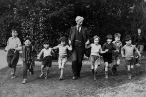 Bertrand Russell coi bambini della scuola da lui creata