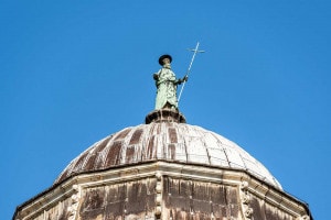 Statua di San Giovanni Battista sulla cupola del Battistero di Pisa