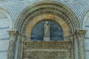 Scultura sopra l'ingresso del Battistero di San Giovanni a Pisa