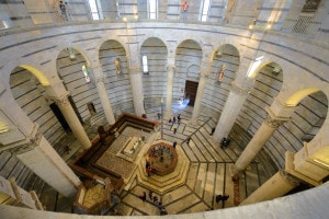 La pavimentazione in marmo dell'aula interna del Battistero di Pisa