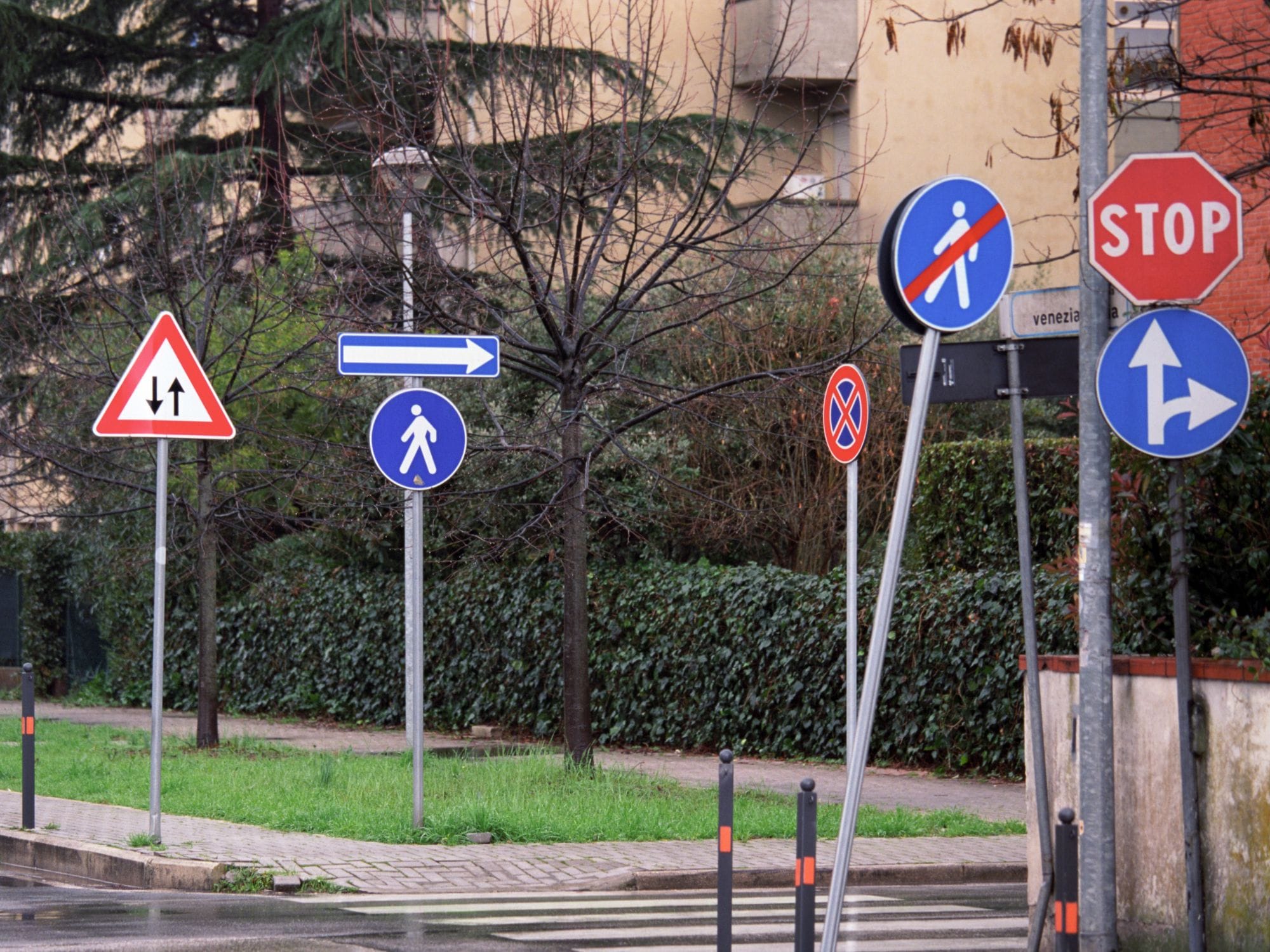 folle piegato Sito di previsione cartelli stradali segnali di pericolo ...