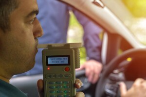 Guida in stato di ebbrezza: conducente sottoposto ad alcol test