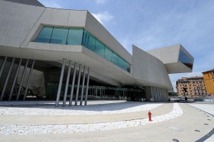 MAXXI di Roma: il primo museo nazionale italiano di arte contemporanea progettato dall'architetto iracheno Zaha Hadid