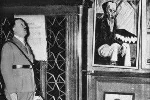 Adolf Hitler alla mostra dell'arte degenerata a Dresda, 1935