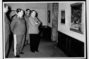 Hermann Goering e Adolph Hitler alla Mostra d'Arte degenerata