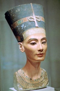 Il Busto di Nefertiti, conservato presso il Neues Museum of Berlino 