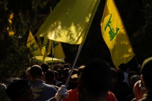 Hezbollah che seppellisce tre militanti dopo l'attacco israeliano