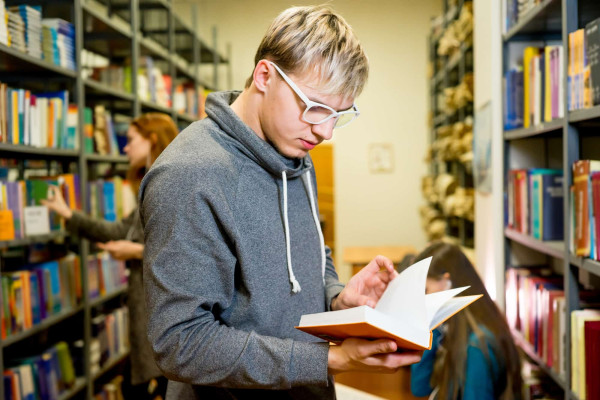 Studi e vuoi lavorare? Ecco tutti i lavori part-time per studenti