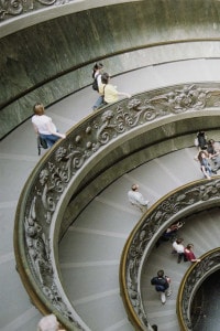 Scala a chiocciola elicoidale a doppia spirale realizzata da Giuseppe Momo per i Musei Vaticani